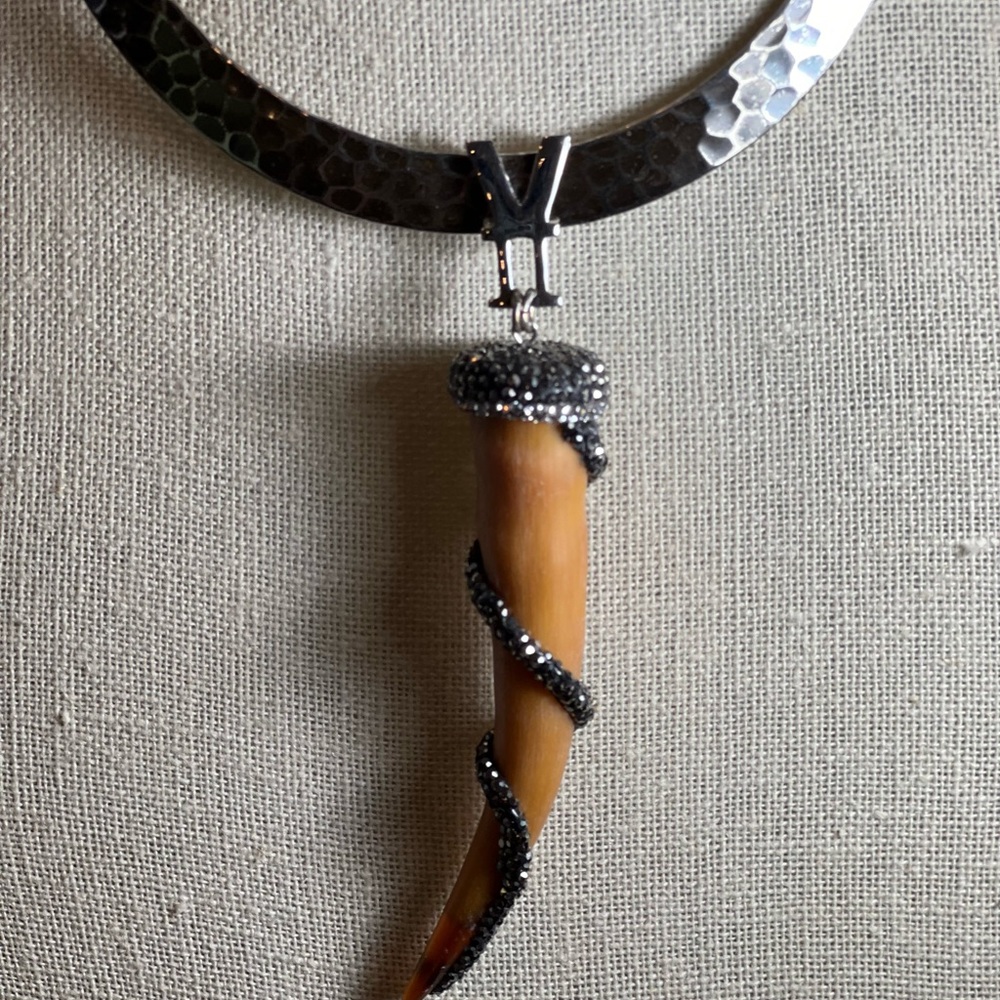 Stunning piece with a sterling collar made in Indonesia ! 💖💖💖